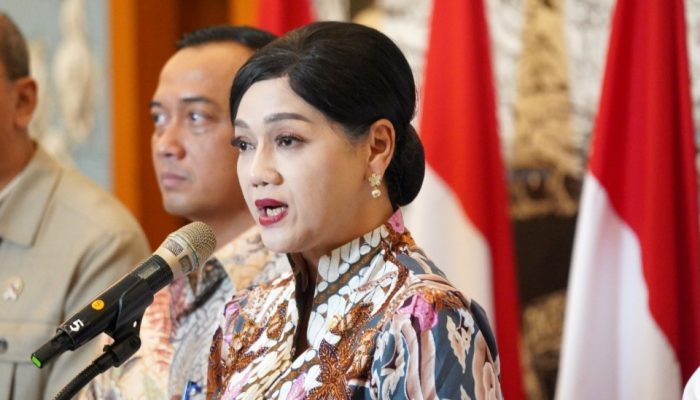 Friderica Widyasari Dewi ‘Kiki” Catatkan Sejarah, Jadi Perempuan Pertama di Kursi Ketua OJK